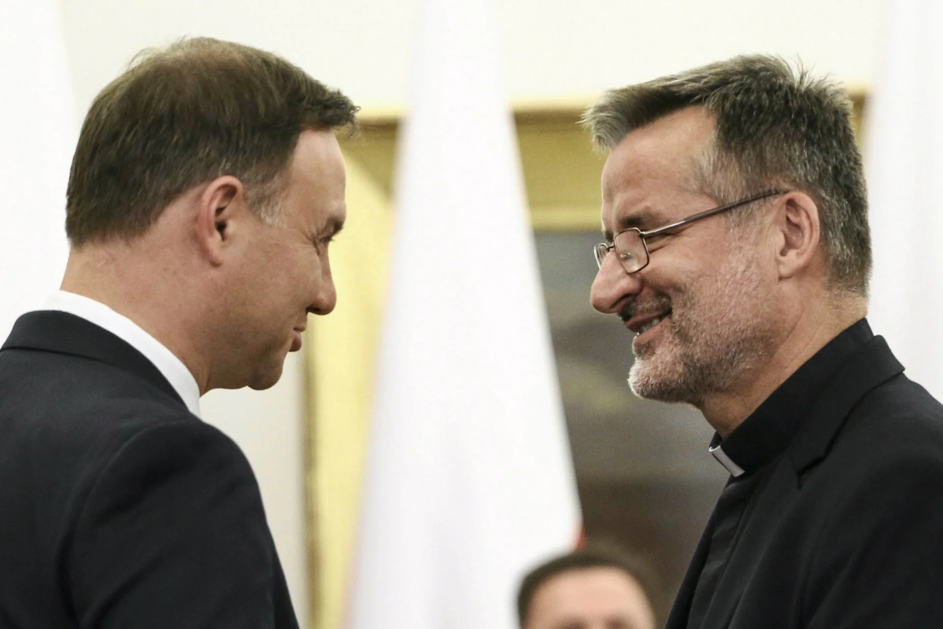 Ksiądz Stanisław Jurczuk powiedział w "Sprawie dla reportera", jakie są obowiązki żony w łóżku. Na zdjęciu z Andrzejem Dudą podczas inauguracji Narodowej Rady Rozwoju.