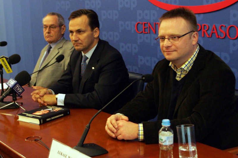 Radosław Sikorski i Łukasz Warzecha podczas premiery wywiadu-rzeki z ministrem
