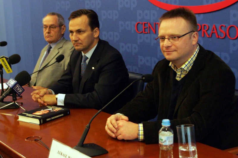 Radosław Sikorski i Łukasz Warzecha podczas premiery wywiadu-rzeki z ministrem