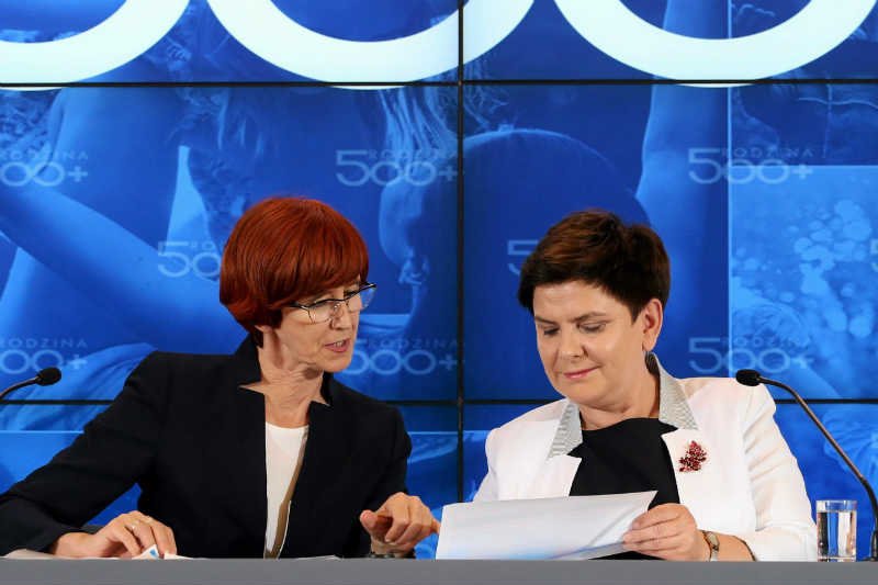 Urzędnicy z resortu Elżbiety Rafalskiej (po lewej) skandalicznie tłumaczą likwidację Krajowego Ośrodka Adopcyjnego TPD.