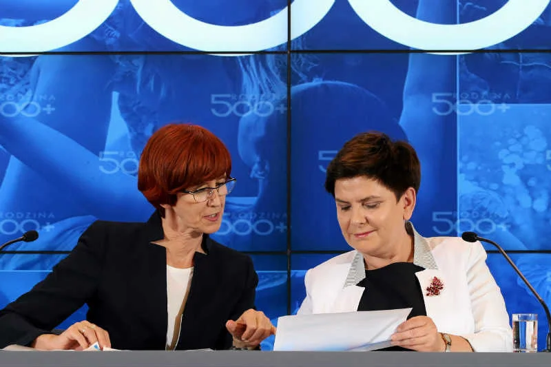 Urzędnicy z resortu Elżbiety Rafalskiej (po lewej) skandalicznie tłumaczą likwidację Krajowego Ośrodka Adopcyjnego TPD.
