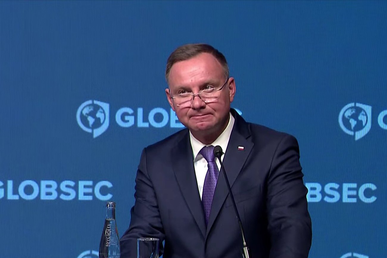 Podczas konferencji Globsec w Bratysławie prezydent Andrzej Duda zasugerował, że wygaszenie pandemii w dużej mierze może być skutkiem wiosenno-letnich warunków pogodowych. Prezydent Andrzej Duda podczas konferencji Globsec w Bratysławie.