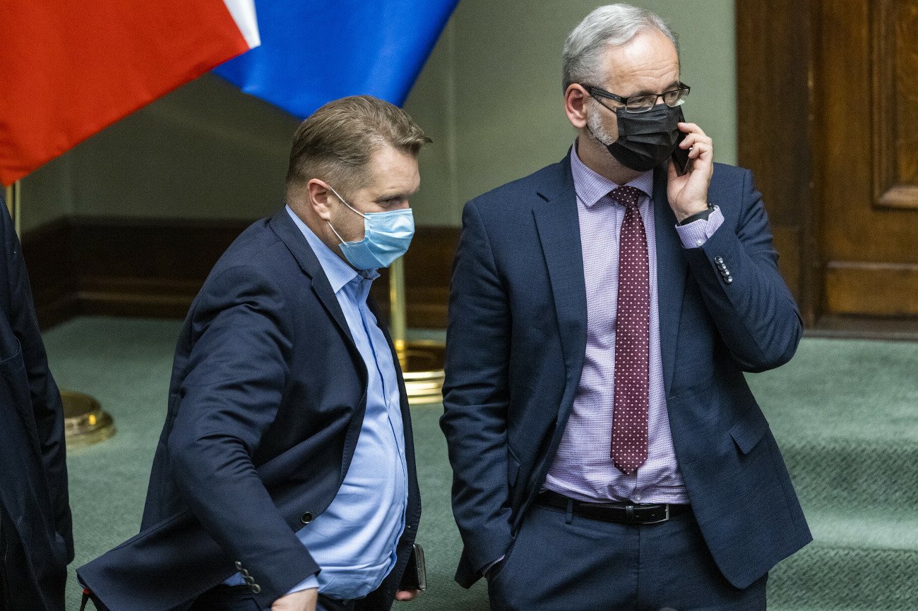 Ministrowie Przemysław Czarnek i Adam Niedzielski przekonywali, że nauka stacjonarna będzie kontynuowana.