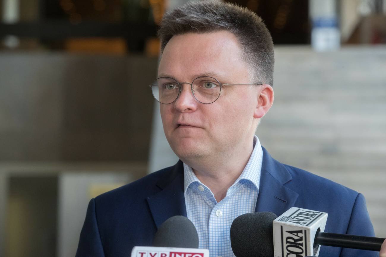 Szymon Hołownia zmierzył się z butelką w Sejmie. Nagranie hitem sieci