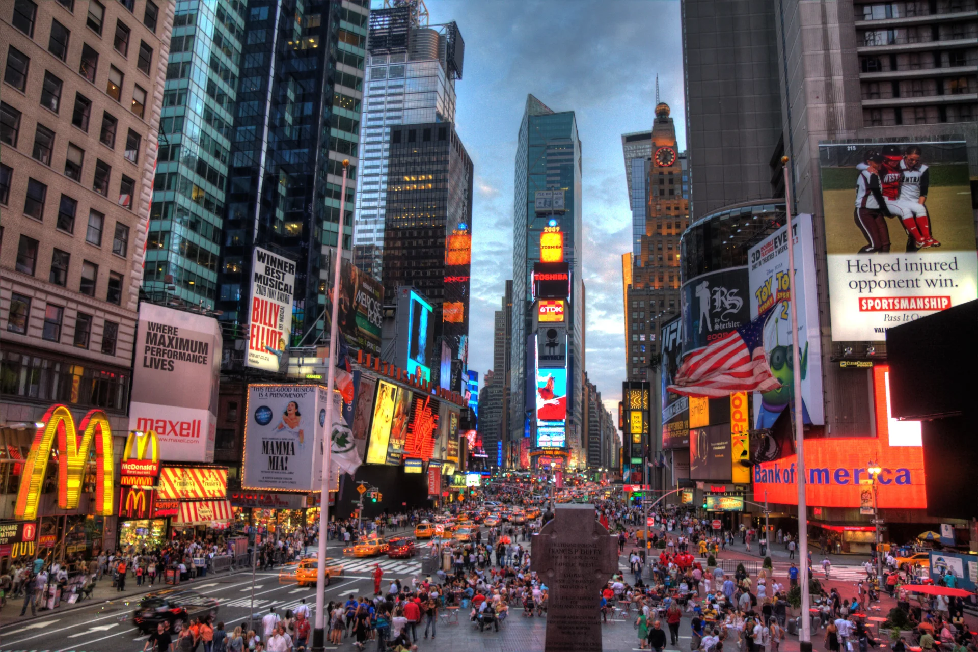 Times Square w Nowym Jorku. Loga korporacji są tu wszędzie.