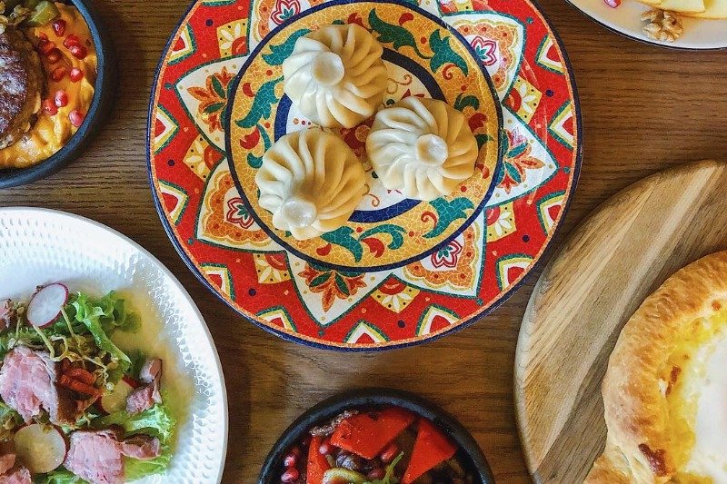 Chinkali (khinkali) to jedno z najpopularniejszych dań kuchni gruzińskiej. Wcale nie łatwo dobrze je ulepić i "skręcić"