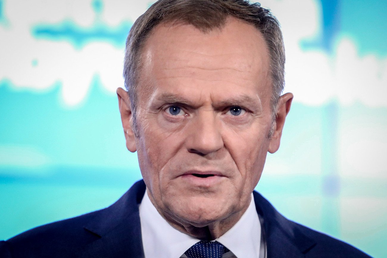Donald Tusk wymownie skomentował słowa posła Solidarnej Polski Janusza Kowalskiego o rozpisaniu referendum ws. obecności Polski w UE.