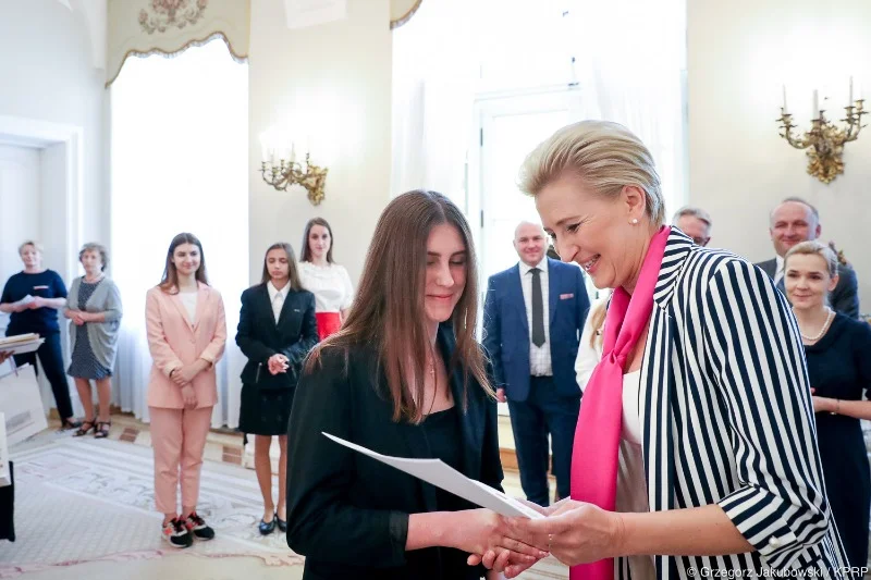 Agata Duda bawi się wzorami i kolorami