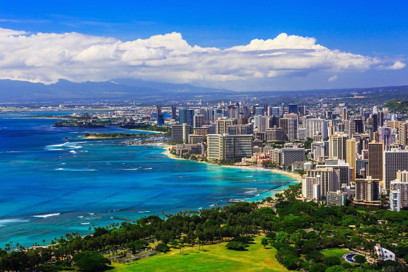 Hawaje, popularne, wakacyjne miejsce dla Amerykanów, znalazło się na linii ognia – między zwolennikami i przeciwnikami prezydenta Donalda Trumpa.