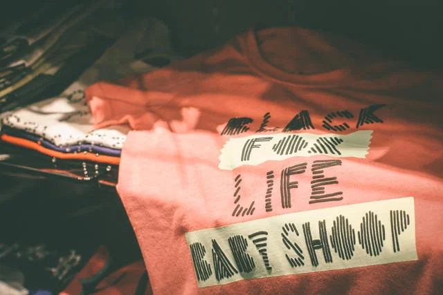 Motto Baby Shoop, "Black for life", wydrukowane na koszulce.