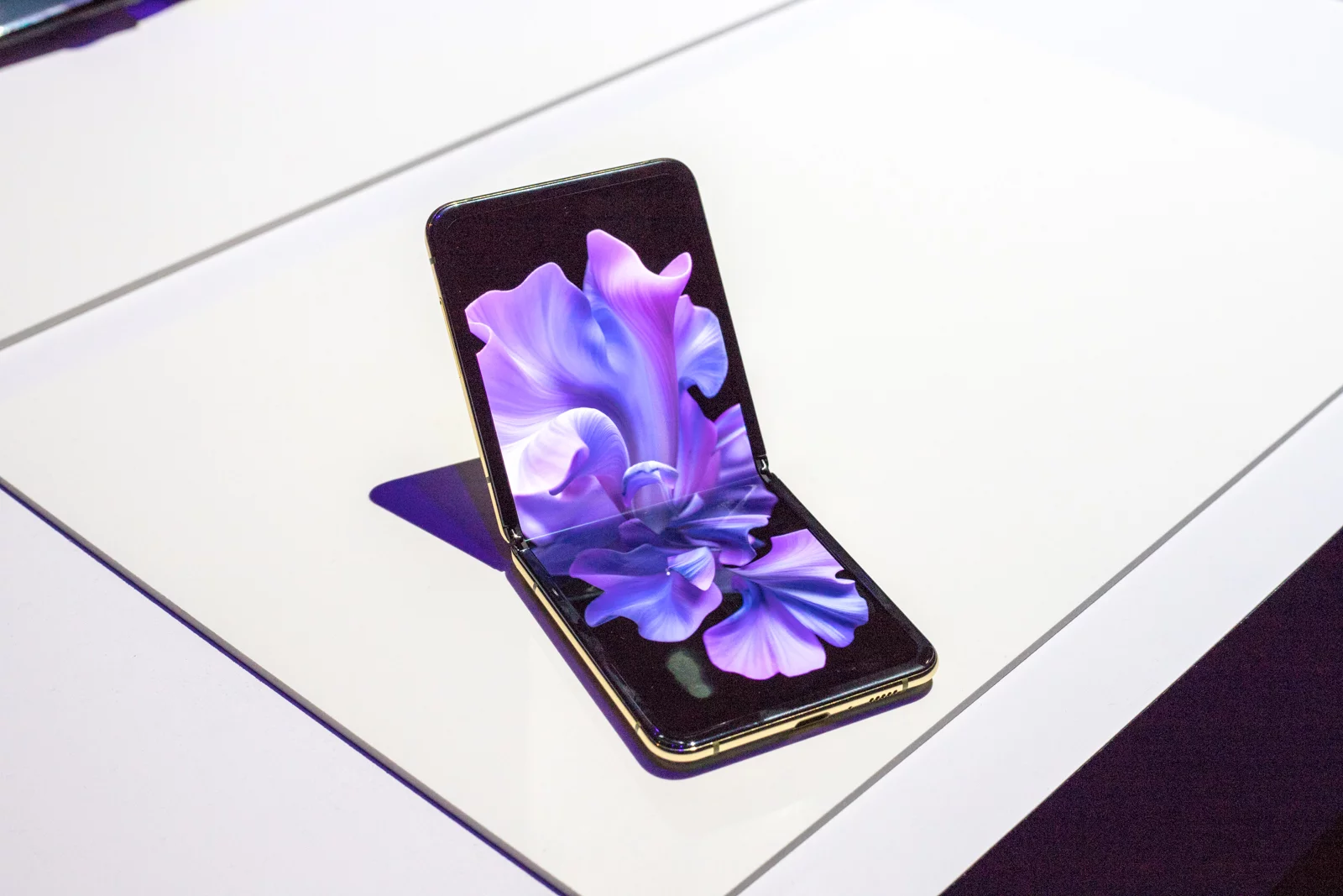 Samsung Galaxy Z Flip trafi na sklepowe półki 21 lutego za 6600 złotych