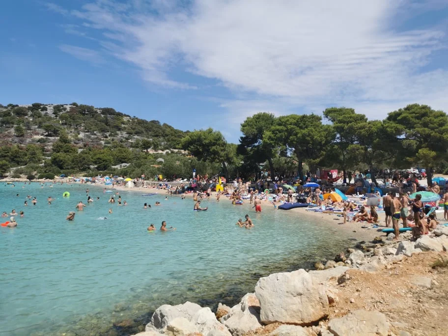Nawet na chorwackich wsiach plaże są obecnie zatłoczone