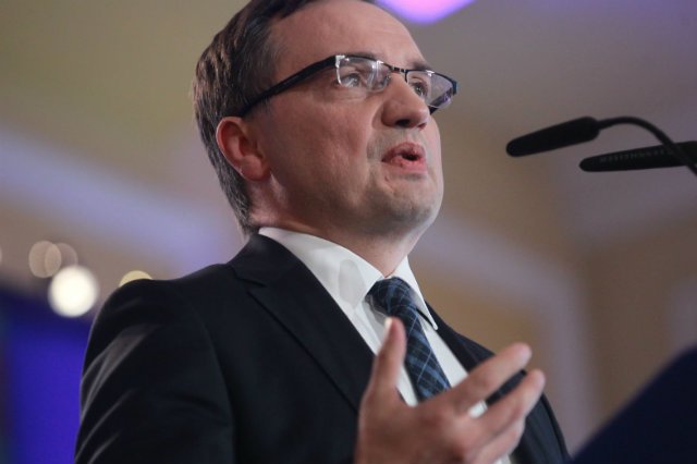 Ministerstwo Sprawiedliwości tłumaczy radykalny wzrost opłat sądowych tym, że Polacy zarbiają coraz więcej.