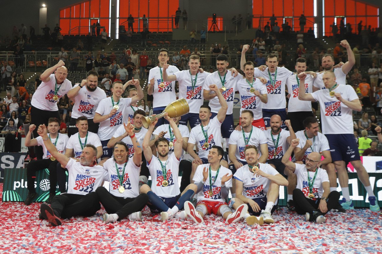 Grupa Azoty ZAKSA Kędzierzyn-Koźle mistrzem Polski w sezonie 2021/22. To dziewiąty tytuł w historii klubu.