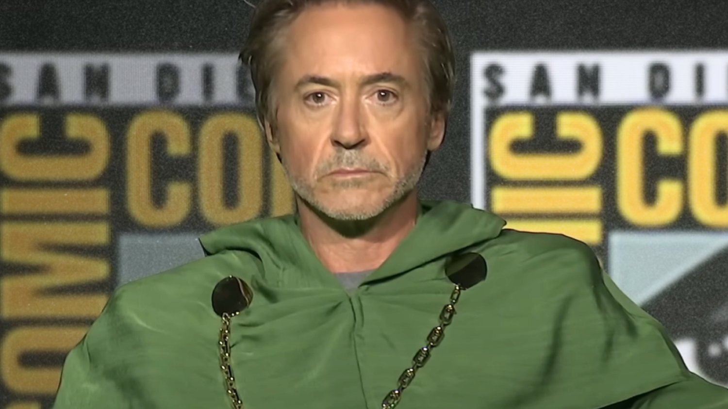 Tak Robert Downey Jr. będzie wyglądać w nowych "Avengersach". Plakat wszystko ujawnił Robert Downey Jr. jako Doktor Doom w "Avengers Doomsday". Jest plakat