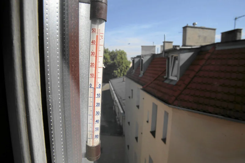 Jeśli będzie ci za gorąco, masz prawo wyjść z pracy. "Szef powiedział pracownikom, że zimna woda jest w kranie"