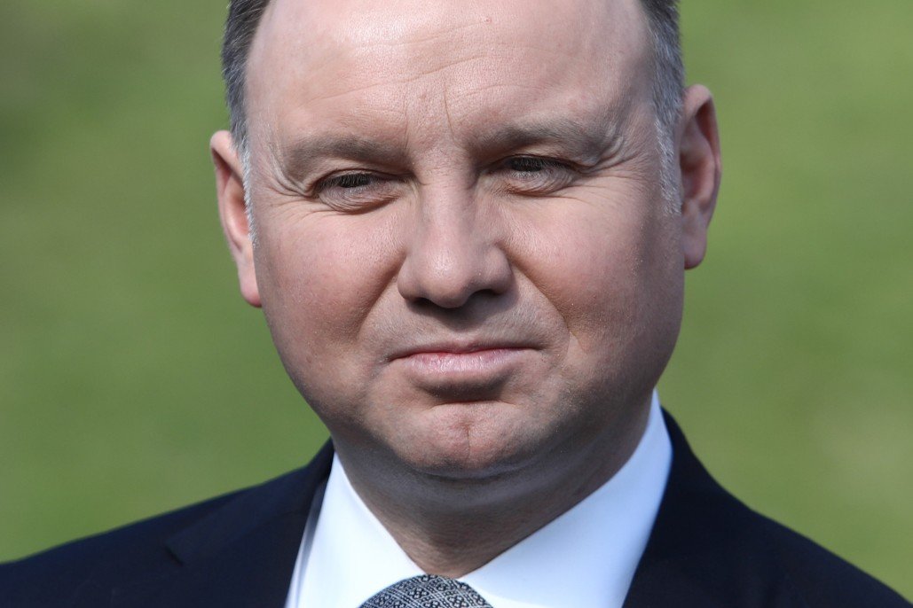 O nowym planie Andrzeja Dudy na kampanię pisze poniedziałkowa "Rzeczpospolita". Prezydent ma uderzyć bezpośrednio w Rafała Trzaskowskiego.