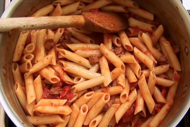 Ugotowanego makaronu nie powinno się płukać zimną wodą