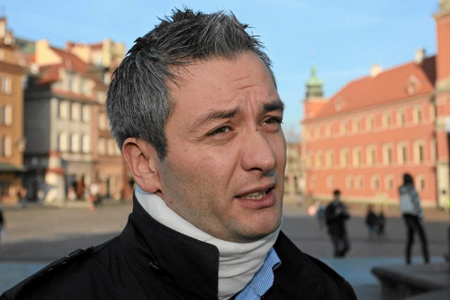 Po zatrzymaniu Robert Biedroń chodził w kołnierzu ortopedycznym