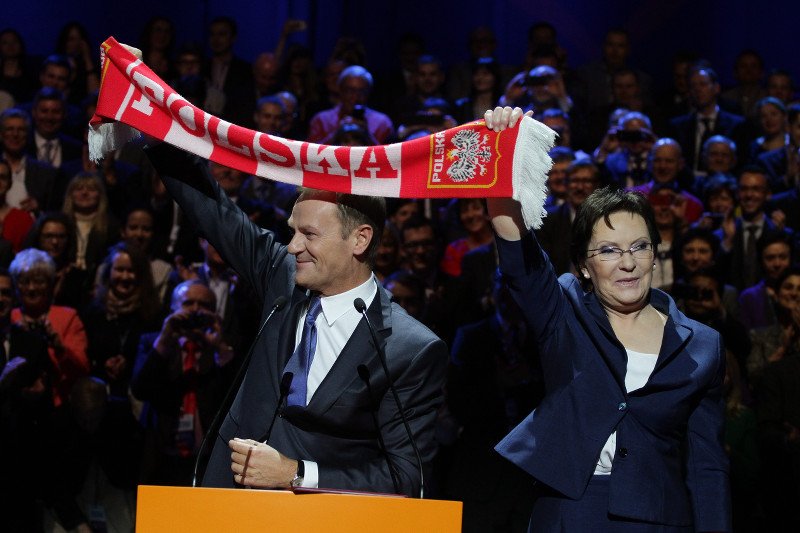 Platforma żegna się z Donaldem Tuskiem i wystawia laurkę: "Przystojny, z klasą, władczy, niebanalny, niezłomny..."