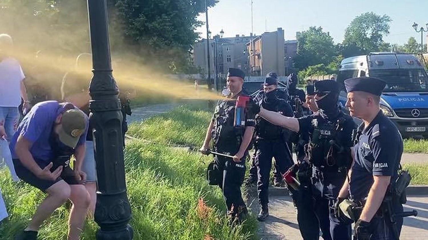 Inowrocław, 26 czerwca. Policjant zaatakował gazem człowieka, który protestował w związku z wizytą prezesa PiS Jarosława Kaczyńskiego. Inowrocław, 26 czerwca. Policjant zaatakował gazem człowieka, który protestował w związku z wizytą prezesa PiS Jarosława Kaczyńskiego.