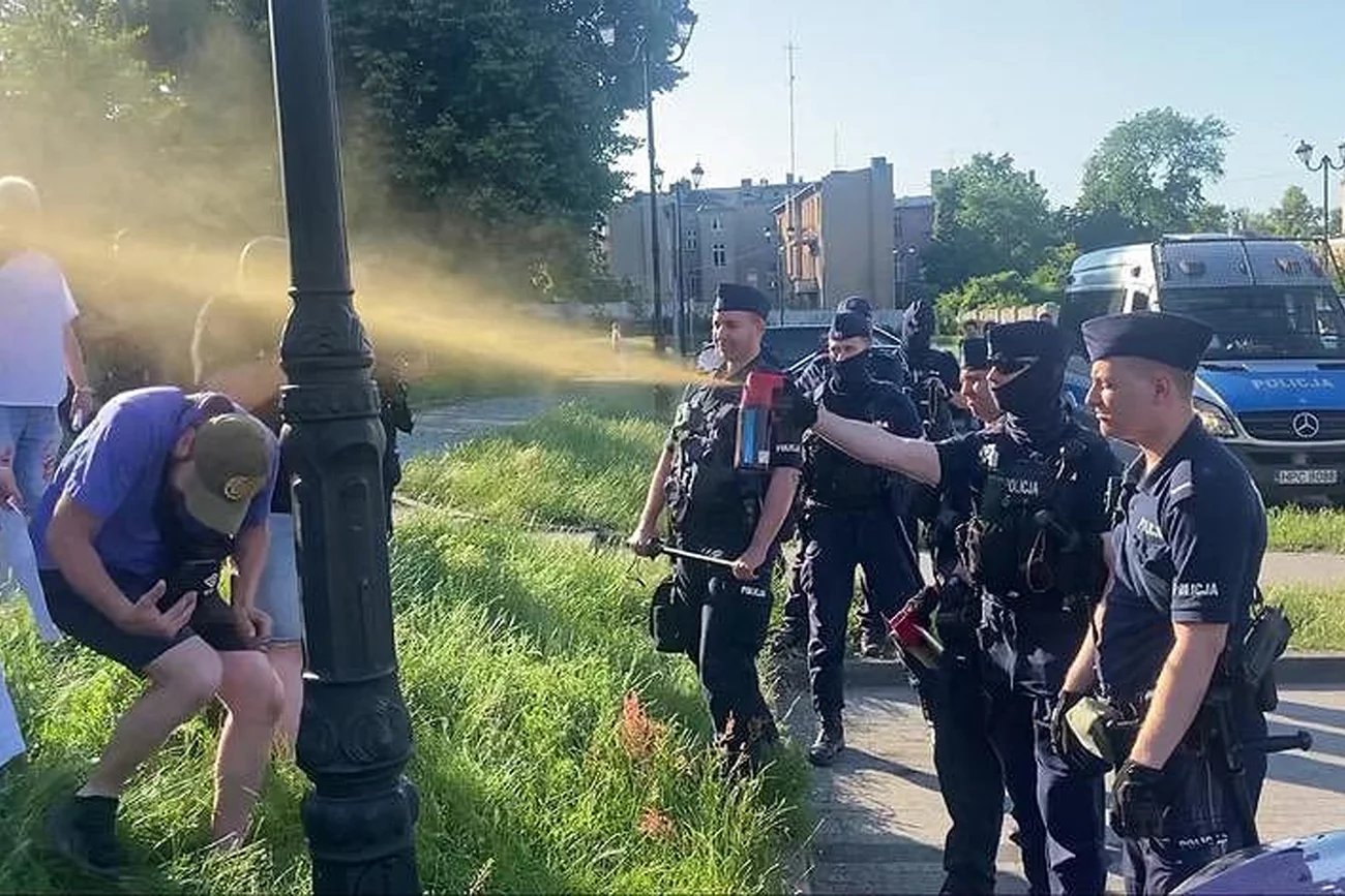 Inowrocław, 26 czerwca. Policjant zaatakował gazem człowieka, który protestował w związku z wizytą prezesa PiS Jarosława Kaczyńskiego. Inowrocław, 26 czerwca. Policjant zaatakował gazem człowieka, który protestował w związku z wizytą prezesa PiS Jarosława Kaczyńskiego.