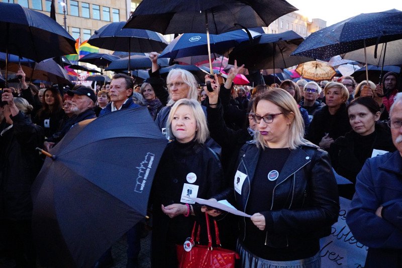 "Czarny Wtorek" – kobiety wyszły na ulice polskich miast żeby bronić swoich praw.