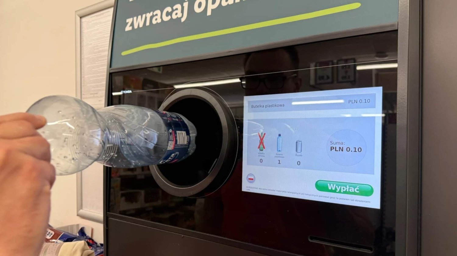 Na kaucji rośnie nowy biznes. Coraz więcej osób się ogłasza, że przyjmie butelki i puszki.