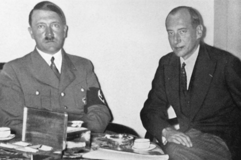 Krzysztof Rak w swojej książce "Polska – niespełniony sojusznik Hitlera" stawia tezę, że współpraca z Polską w latach 1930–1939 miała dla wodza III Rzeszy strategiczne znaczenie. Na zdjęciu Józef Beck w rozmowie z Adolfem Hitlerem, lipiec 1935 roku.