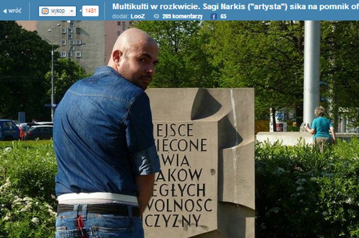 Projektant Sagi Narkis wrzucił na Facebooka zdjęcie, na którym udaje, że oddaje mocz na pomnik ofiar Powstania Warszawskiego