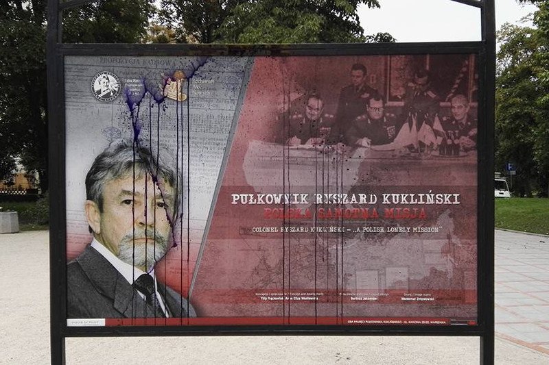 Nieznani sprawcy zdewastowali ekspozycję plenerową o płk. Kuklińskim.