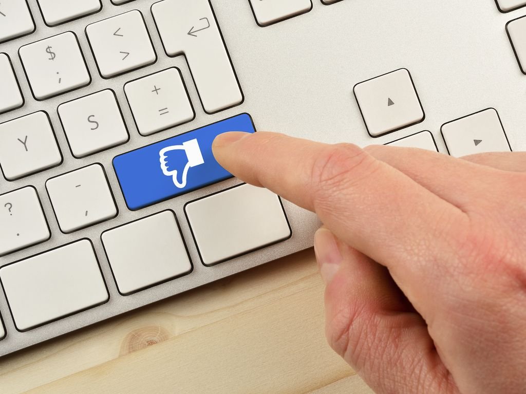 Sfrustrowani pracownicy często nie przebierają w słowach pisząc komentarze w sieci