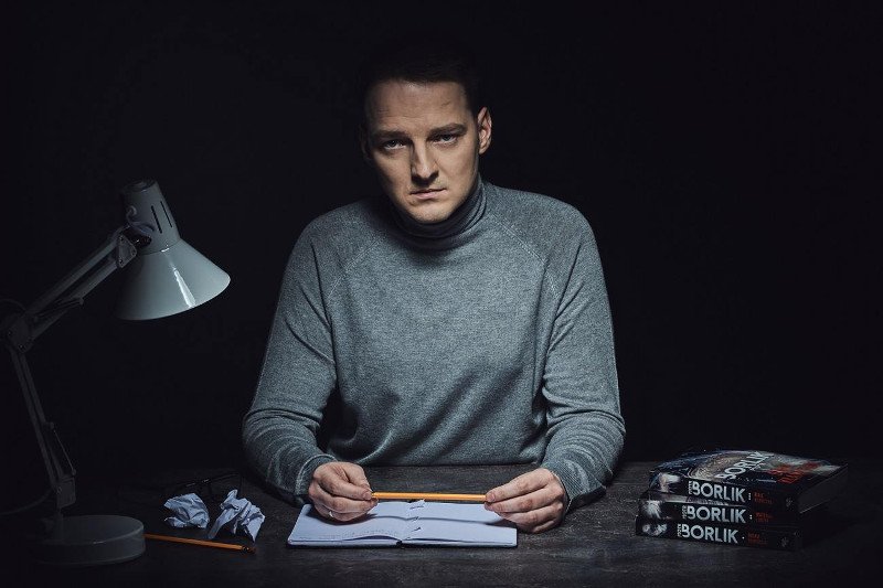 "Materiał ludzki" to druga po "Boskiej proporcji" część kryminalnej trylogii Piotr Borlika, w której poznajemy dalsze losy wybuchowej komisarz Agaty Stec oraz jej tajemniczego brata Artura Kamińskiego