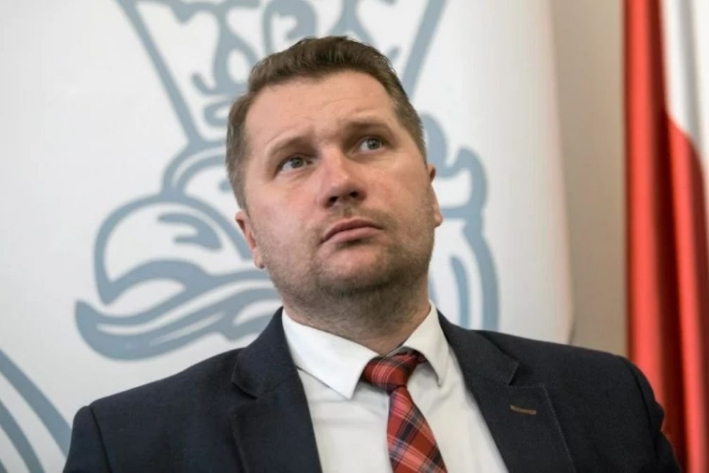 Przemysław Czarnek w rozmowie z TVN24 przyznał, że ma nadzieję na powrót do szkół dzieci klas I-III 26 kwietnia.