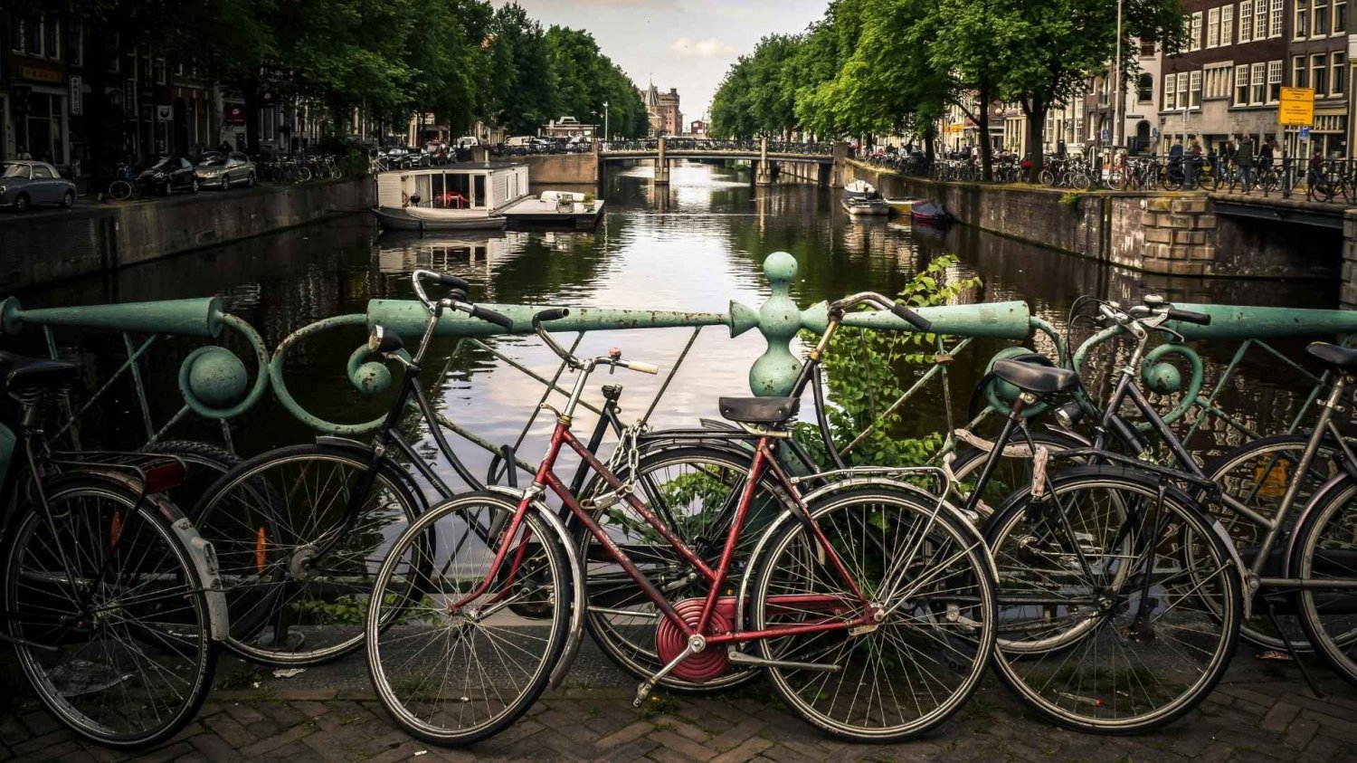 Zmiany dla turystów w Amsterdamie. Chcą zakazać wstępu do tych kawiarni.