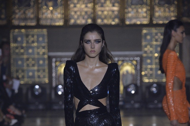 Sexy look na wybiegu Juliena Macdonalda