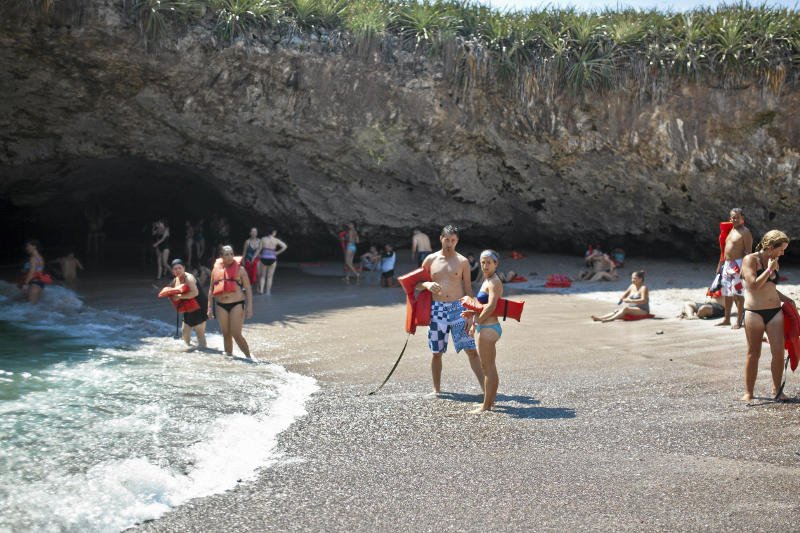 Polak kocha spędzać czas na plaży.