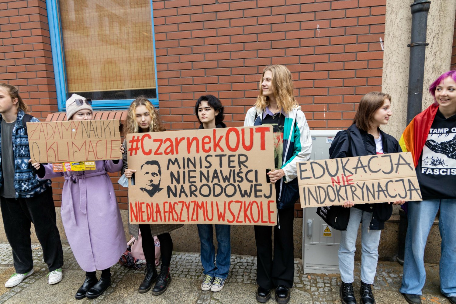 Kilkadziesiąt osób protestowało przed gmachem PUM. Wszystko ze względu na wizytę na uczelni Przemysława Czarnka i Adama Niedzielskiego.