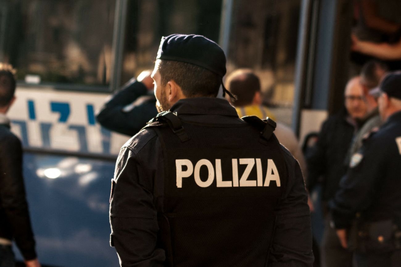 Polka pokazała gest, po którym włoska policja wkroczyła do akcji. Polka była więziona w piwnicy w Rzymie latami.