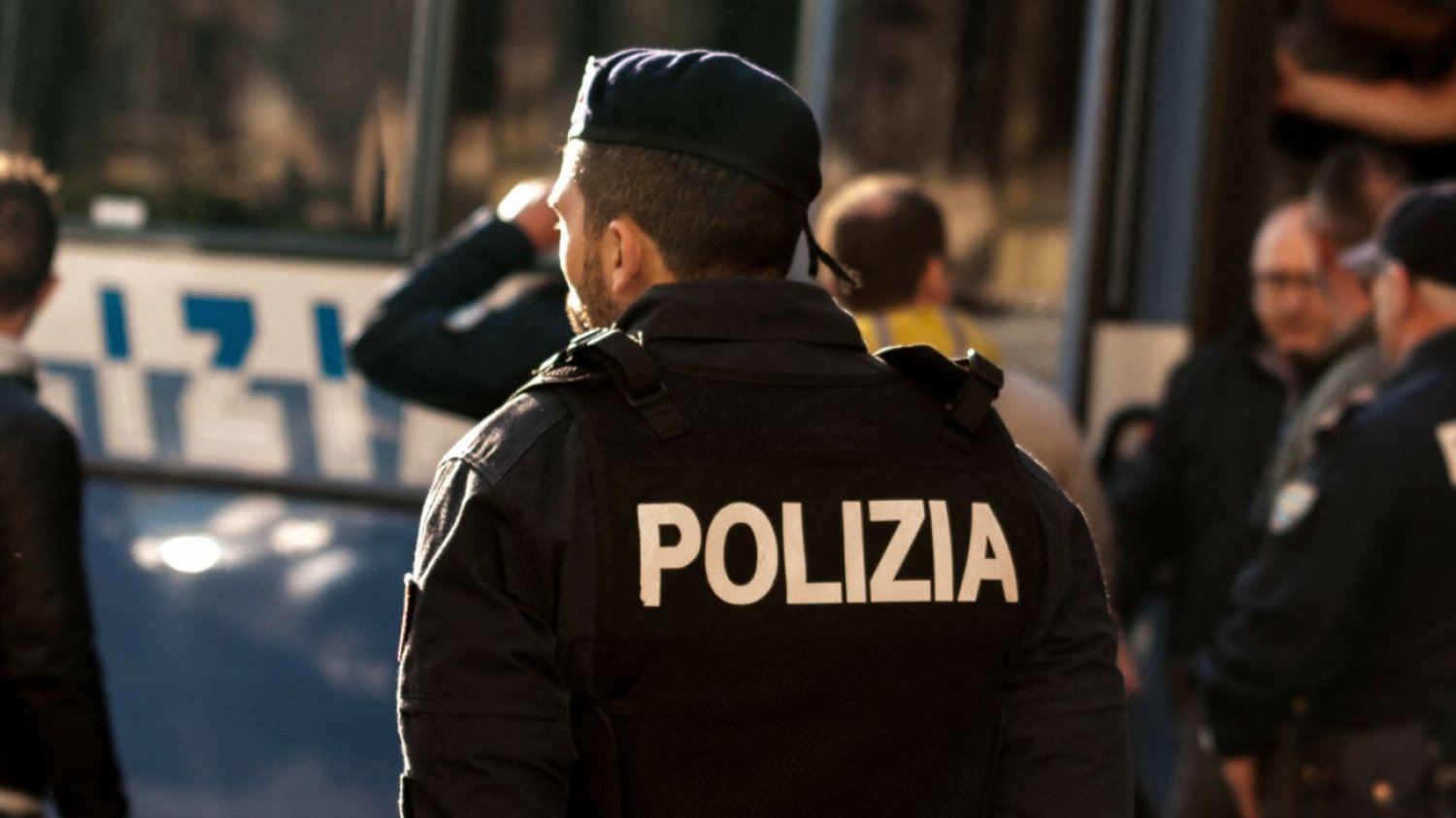 Polka pokazała gest, po którym włoska policja wkroczyła do akcji. Polka była więziona w piwnicy w Rzymie latami.