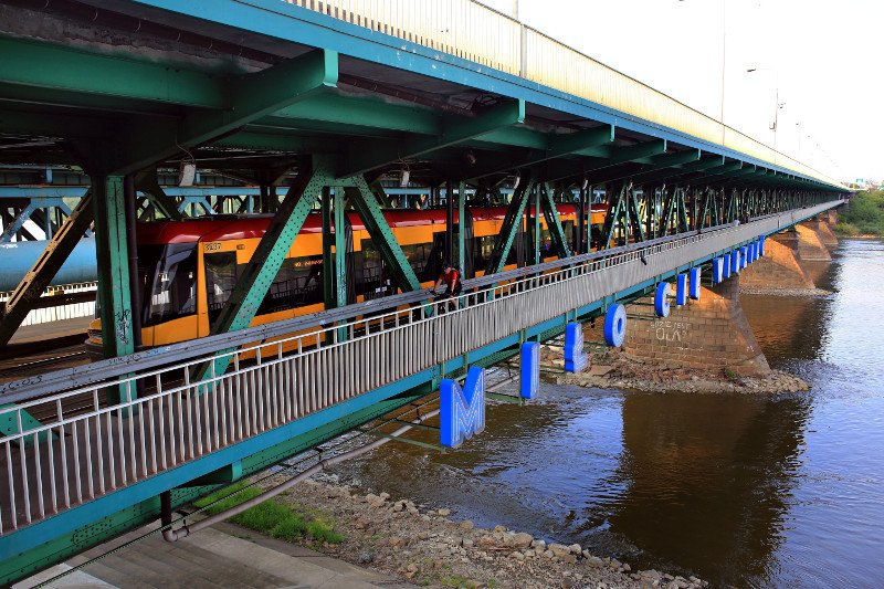 Nie dał papierosa, więc zrzucili go z Mostu Gdańskiego do Wisły. Bulwersujący atak na przystanku w Warszawie.