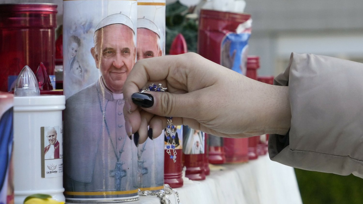 Papież Franciszek ma obustronne zapalenie płuc.