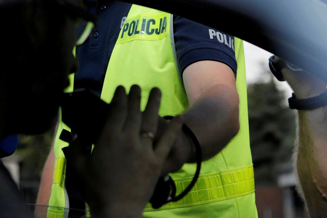 Jeden z kierowców jadących we wtorek autostradą A4 zauważył, że samochód ciężarowy z naczepą w dziwny sposób porusza się po drodze.