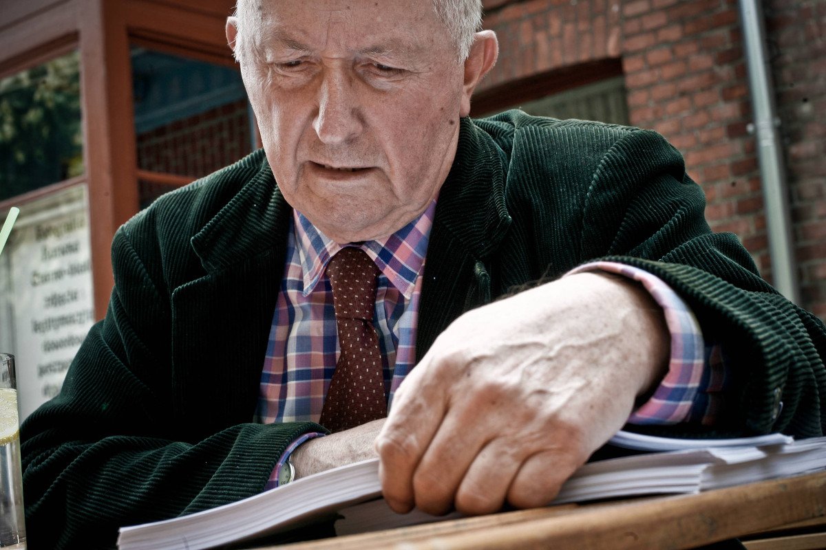 Ppłk Adam Hodysz po odebraniu swoich dokumentów z IPN, 2009.