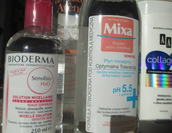 Płyny micelarne, od lewej: Sensibio H2O Bioderma, Lotion Micellaire Avene, Płyn Micelarny Optymalna Tolerancja Mixa, Micelarny płyn do demakijażu twarzy i oczu z kwasem hialuronowym AA