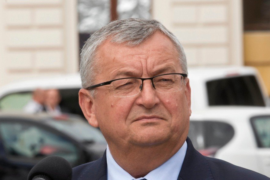 Andrzej Adamczyk zwrócił się w mocnych słowach do protestujących przedsiębiorców, którzy w nocy rozbili miasteczko namiotowe pod kancelarią premiera. Minister infrastruktury ocenia, że desperacja nie usprawiedliwia narażania na zakażenie. W ten sposób odniósł się do tego, że protestujący przedsiębiorcy nie mieli maseczek.
