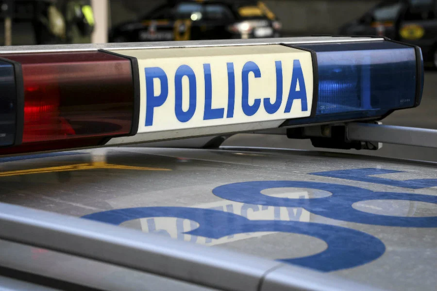 Pijaną policjantkę zatrzymano przy rozbitym fordzie w Dzierżążnie.