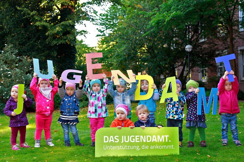 Urzędnicy Jugendamt są w ogniu krytyki - zdaniem niektórych są zbyt gorliwi, a zdaniem innych zbyt pobłażliwi w sprawie skarg na złe traktowanie dzieci.