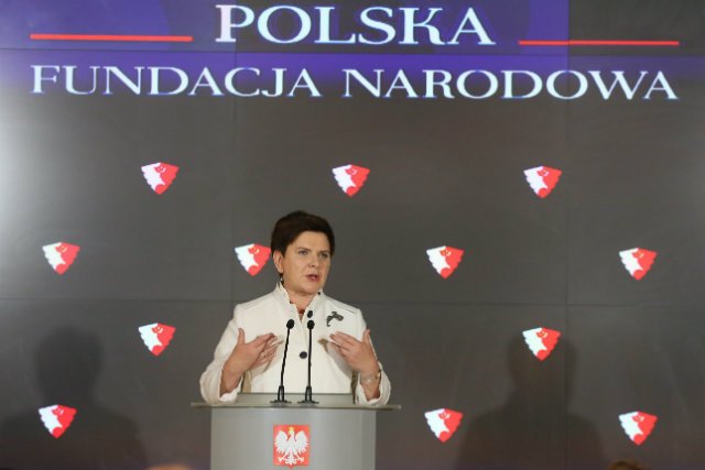 Premier Beata Szydło ogłasza w 2016 r. powstanie Polskiej Fundacji Narodowej.