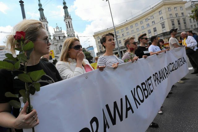 Żadnych uchybień - to wynik kontroli urzędników w szpitalu przy Madalińskiego. O zbrodni tam mówili obrońcy życia, przeciwko ich postulatom sprzeciwiają się dziś setki Polek.